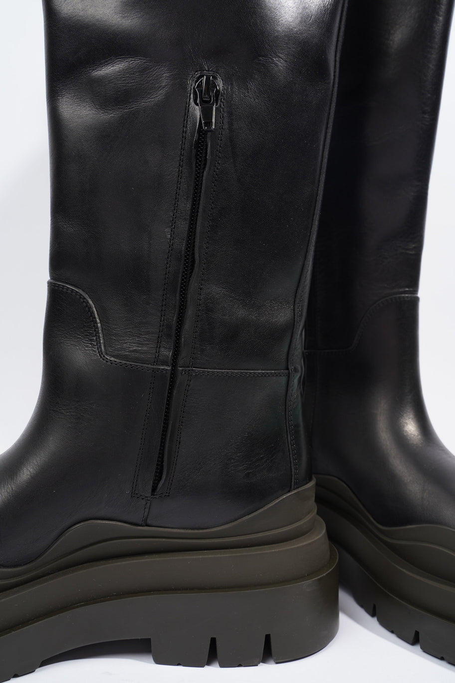 Bottega Veneta Chelsea Tire Boot Black Leather EU 39 / UK 6 Image 10