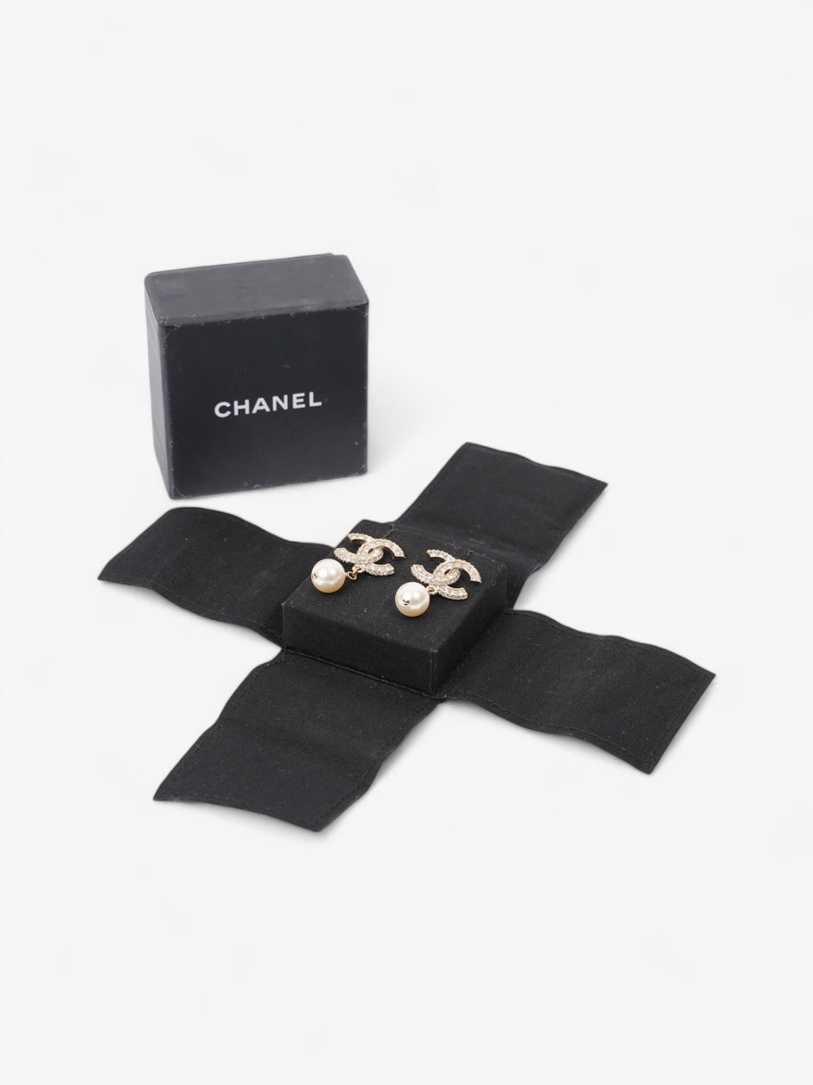 Chanel CC Pearl Drop Earrings Light Gold / White Base Metal Image 4