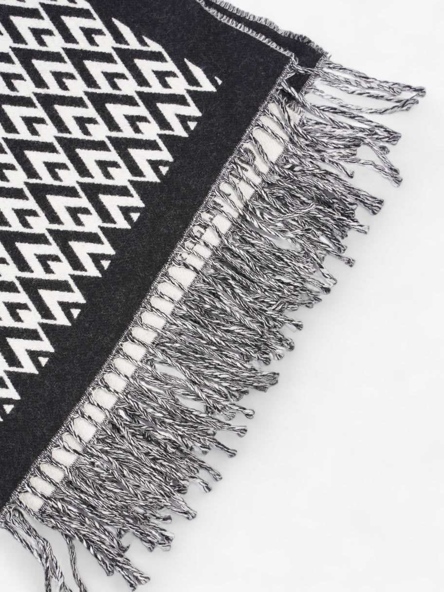 V Print Fringed Scarf Black / White Wool Image 2