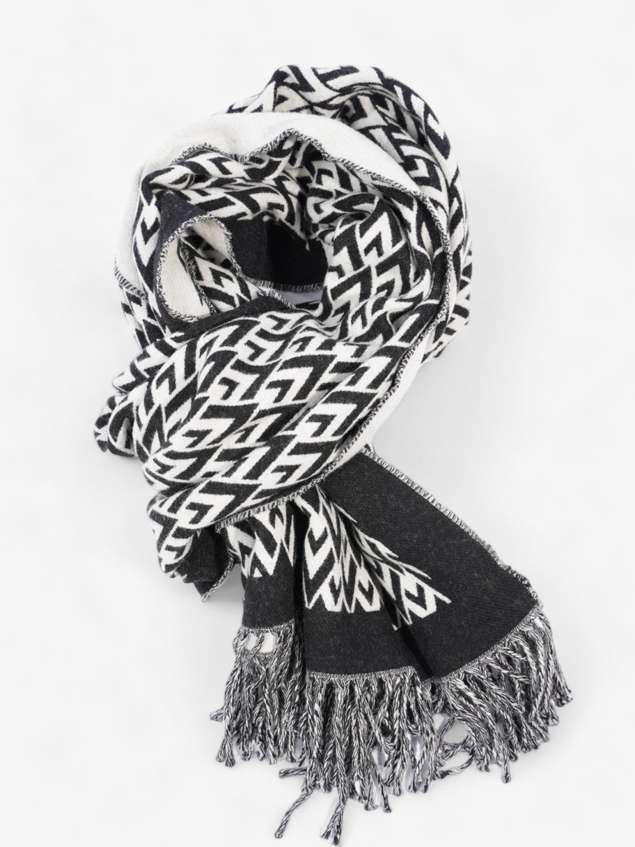 V Print Fringed Scarf Black / White Wool Image 4