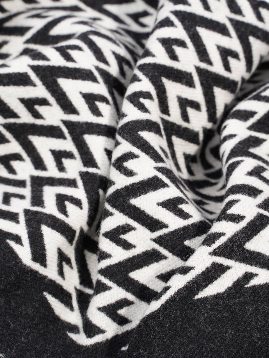 V Print Fringed Scarf Black / White Wool Image 6