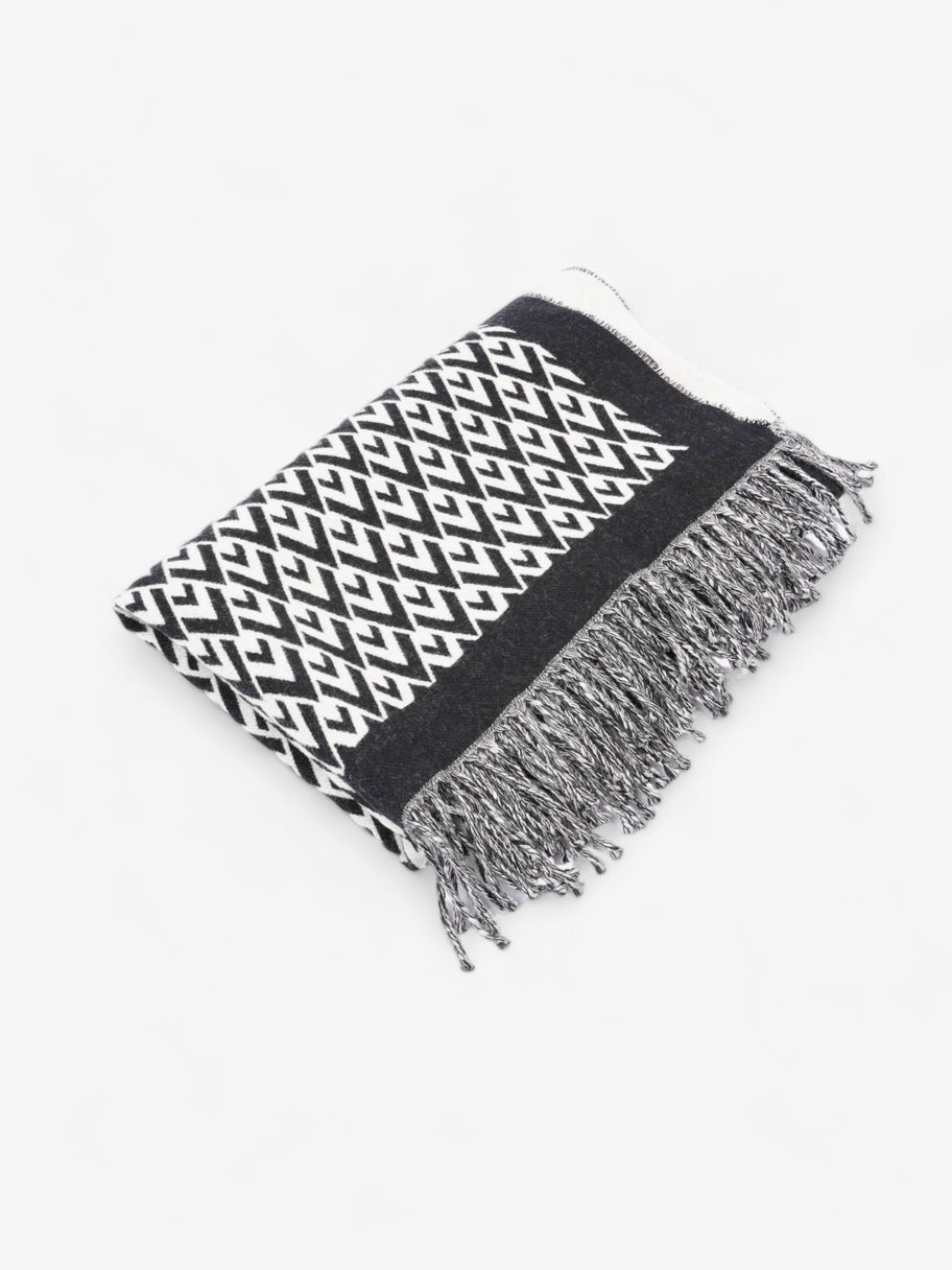 V Print Fringed Scarf Black / White Wool Image 7